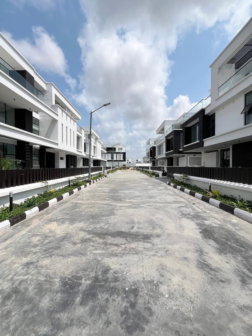 Upper-Floor Commercial Space